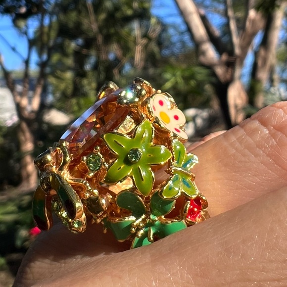 Gorgeous Enameled goldtone flowers n bee butterfly cocktail statement ring - Picture 4 of 12